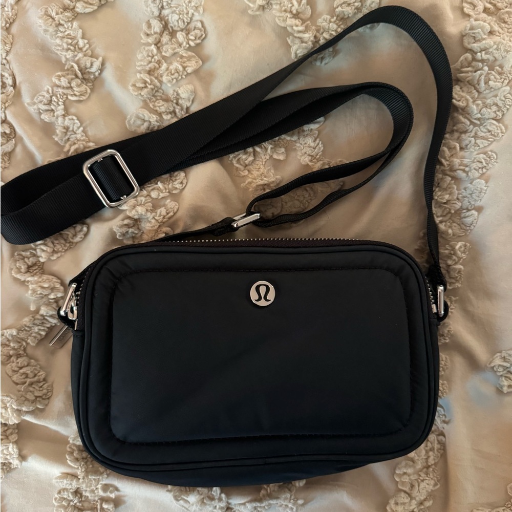 Lululemon camera crossbody bag 2L